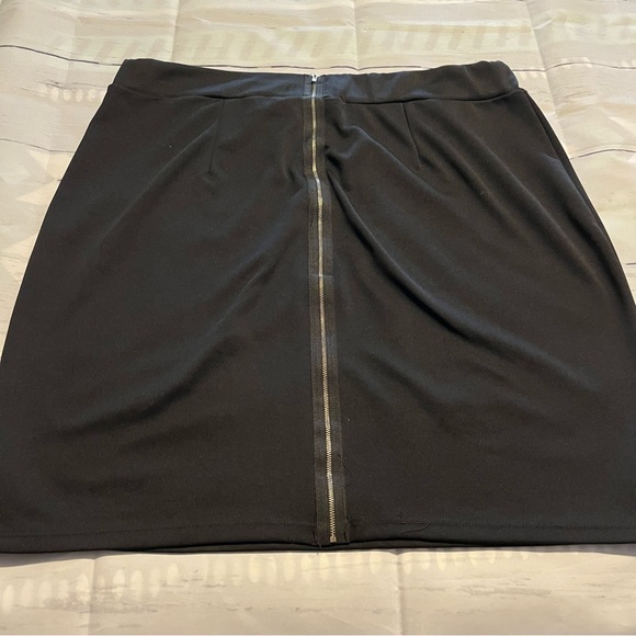 Black DGNY Skirt with Silver Zipper Along The Back, Size 3X - Picture 2 of 5
